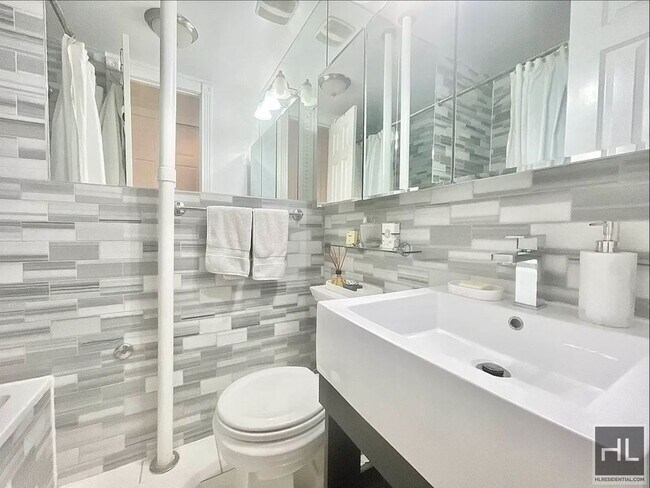 Building Photo - E 6TH ST.