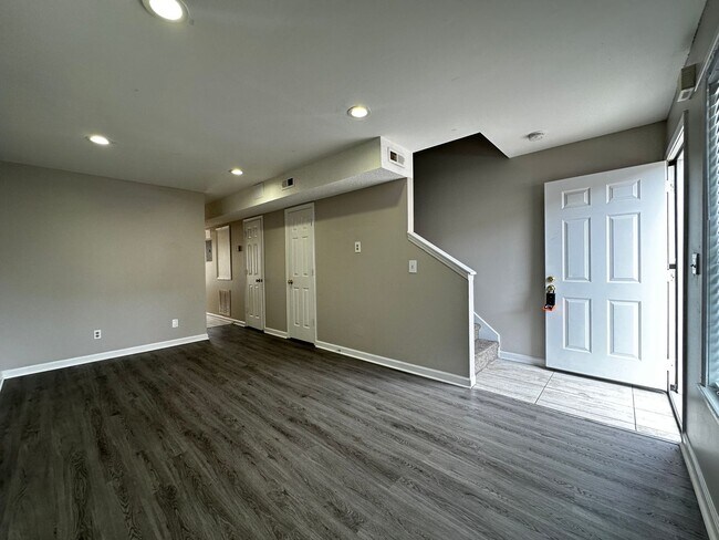 Building Photo - Spacious 2BR/1.5BA Townhome in Rossview Ar...