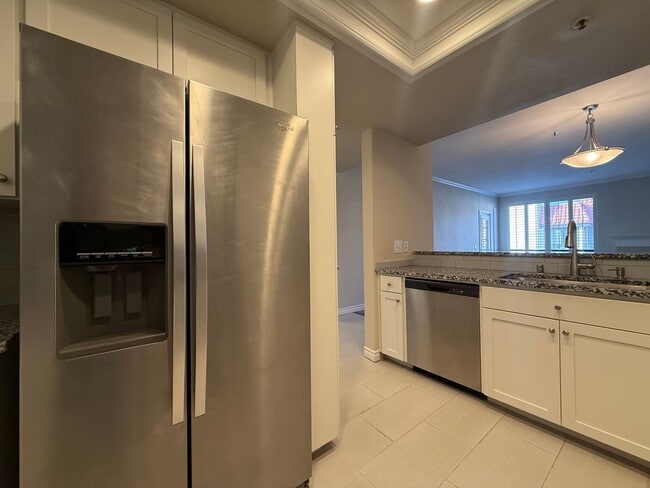 Foto del edificio - Beautiful 1B/1.5BA Upgraded Condo w/ Washe...