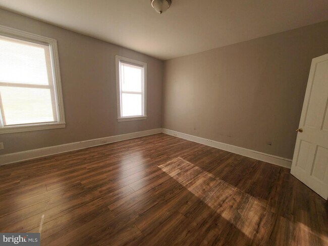 Building Photo - 323 Monmouth St