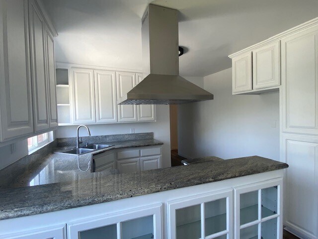 Building Photo - 1008 S Rowan Ave