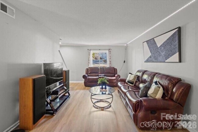 Building Photo - 2009 Stoney Point Ln