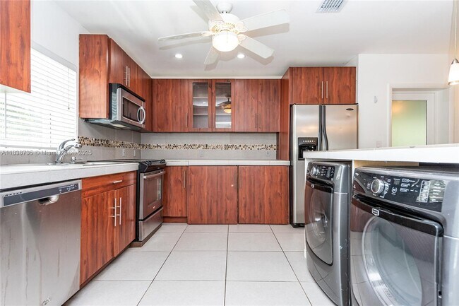 Foto del edificio - 330 NE 86th St