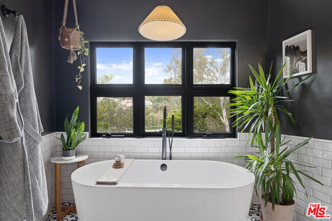 Foto del edificio - 2065 Watsonia Terrace