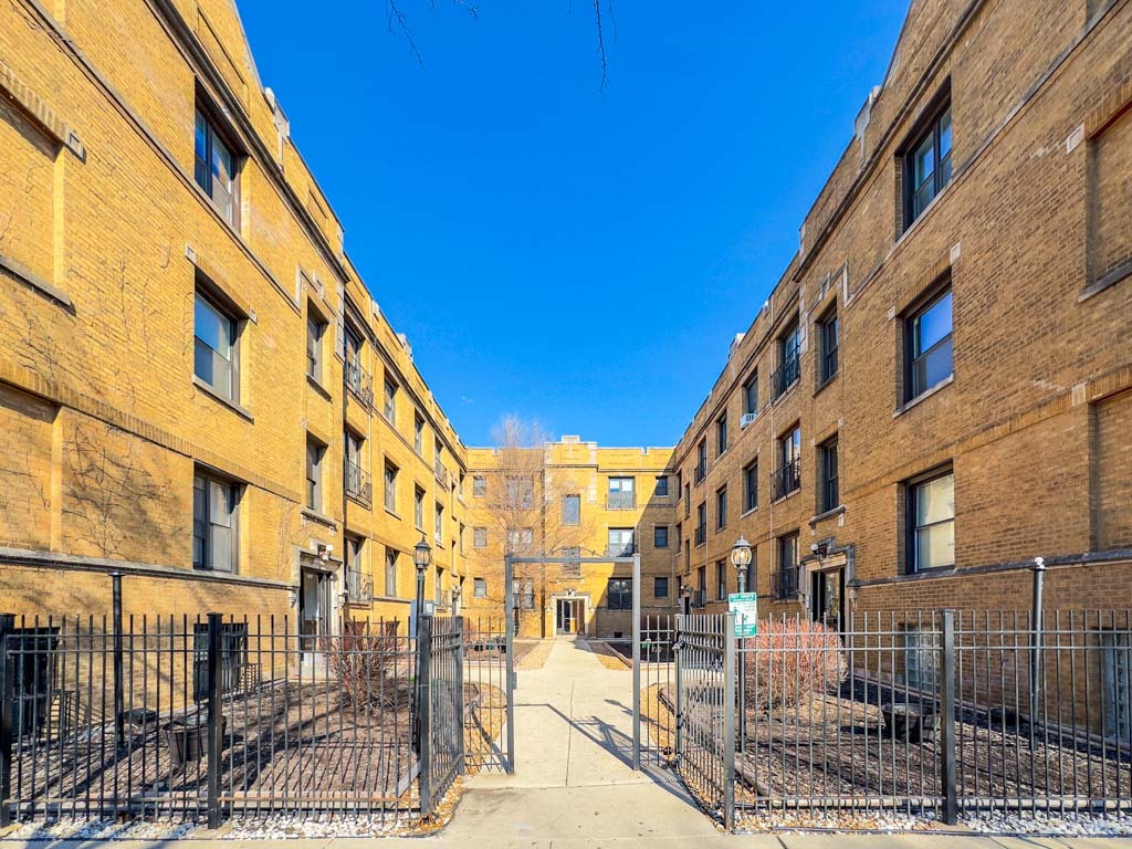 Primary Photo - 726 W Roscoe St