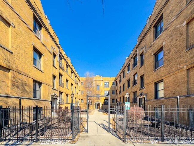 Building Photo - 726 W Roscoe St