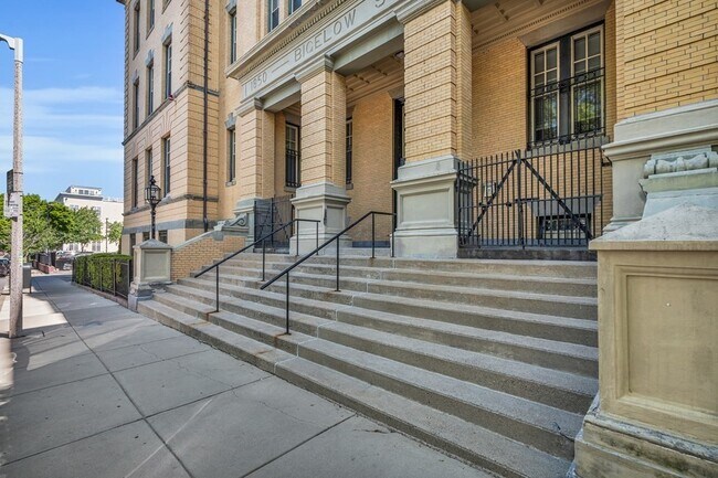 Building Photo - 350 W Fourth St