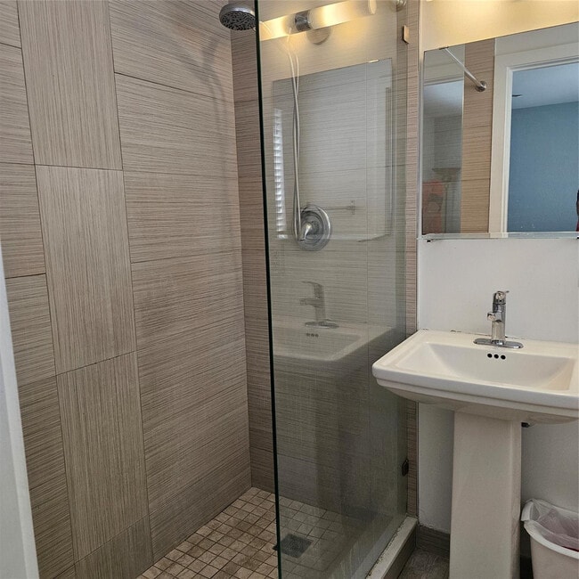 Building Photo - 1354 Bayview Dr