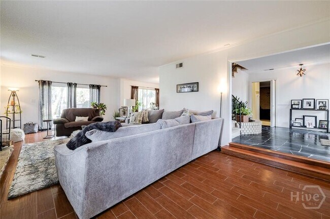 Building Photo - Spacious 4-bedroom, 3.5-bathroom house in ...