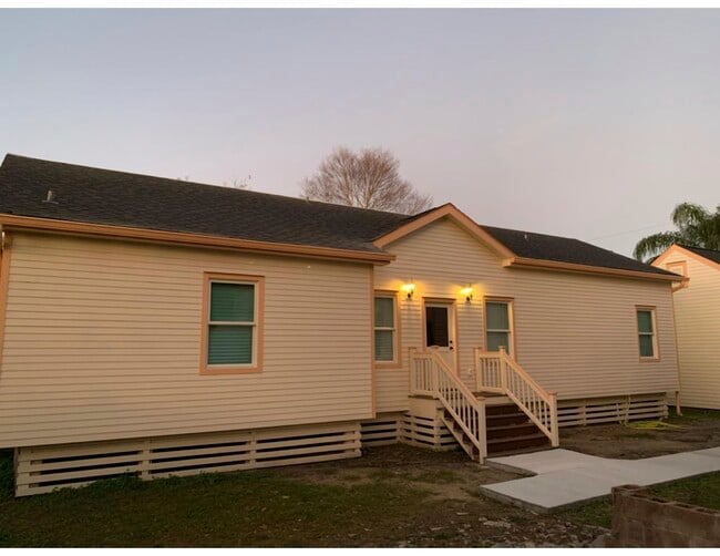 Building Photo - 916 St Ferdinand St
