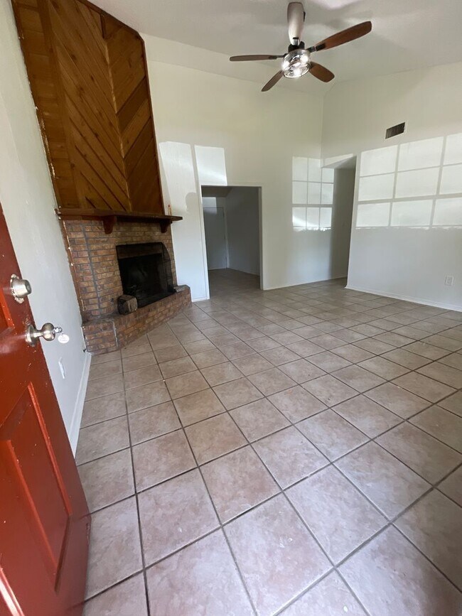 Foto del edificio - Western Hills 3 Bedroom Home