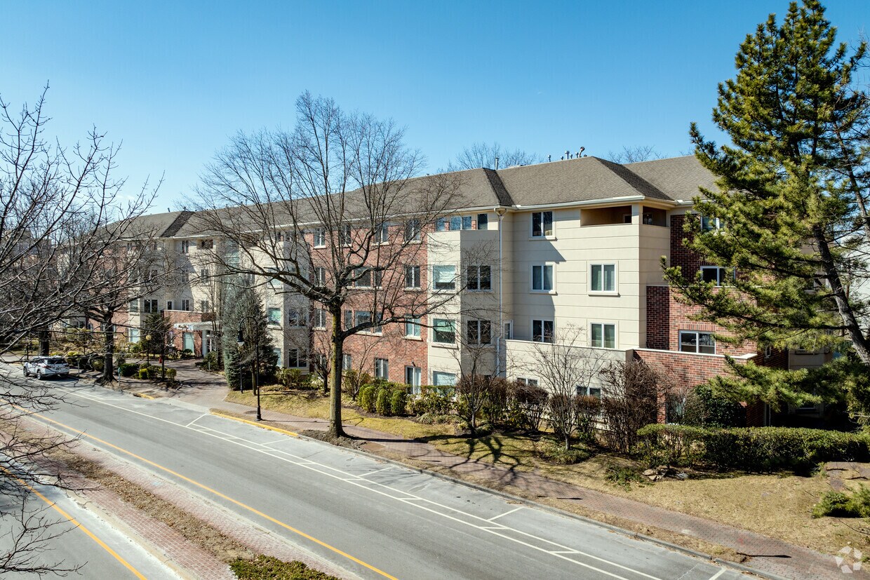 171 Great Neck Road - Sterling Plaza