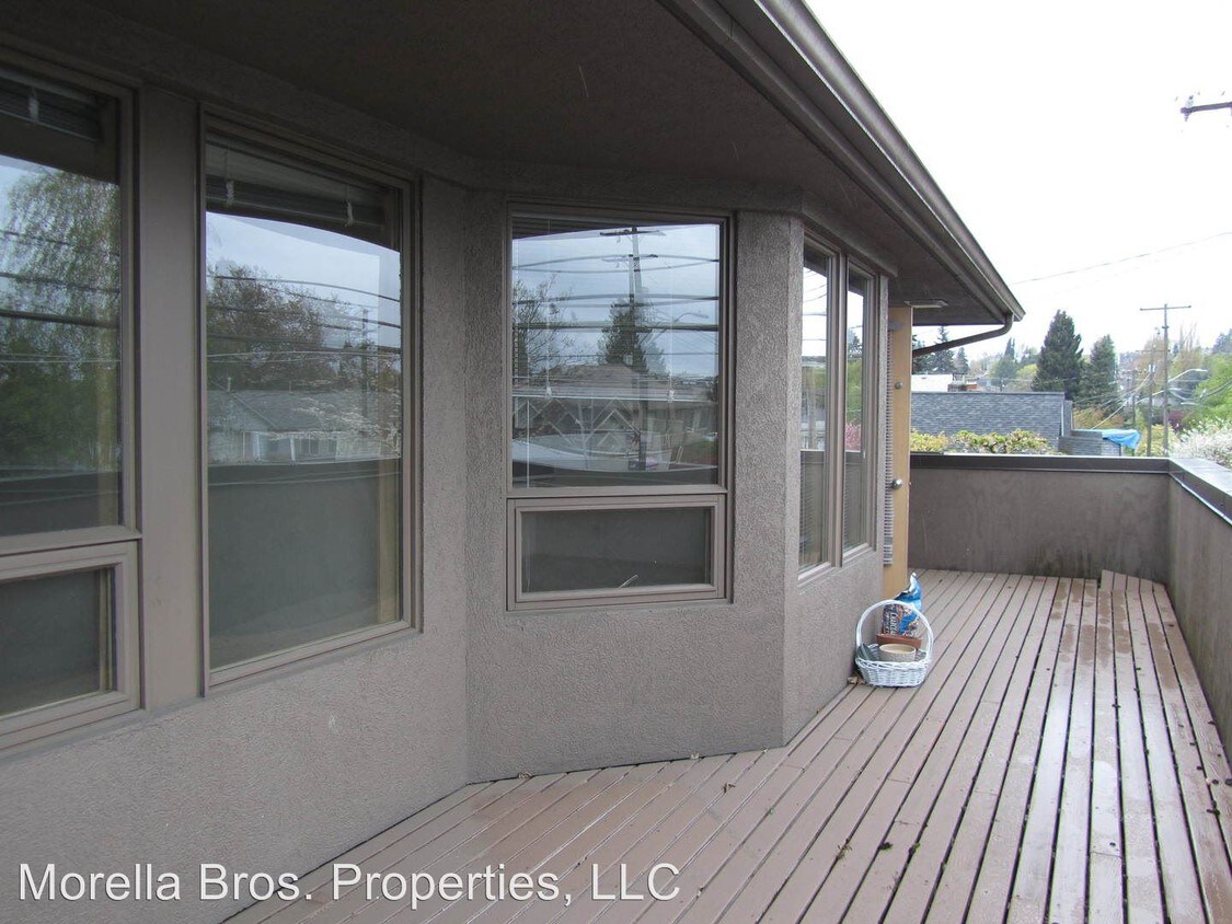 Primary Photo - 5339 Roosevelt Way NE