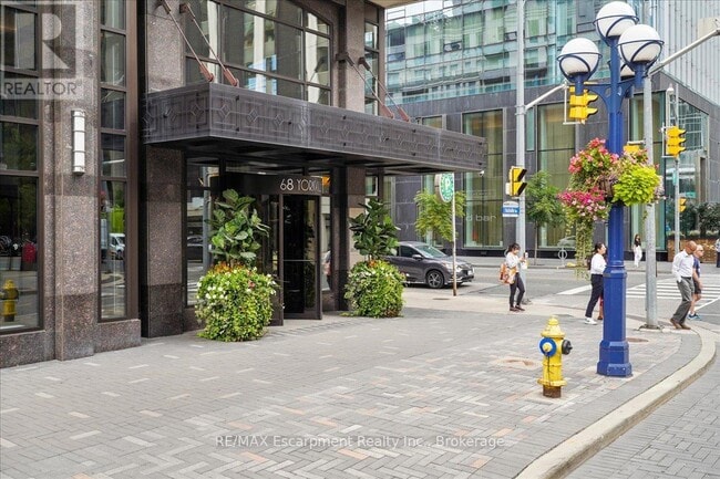 Photo du bâtiment - 68-368 Yorkville Ave