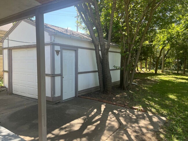 Building Photo - 2 BEDROOM HOME 1 BATH HOME WITH A SINGLE G...