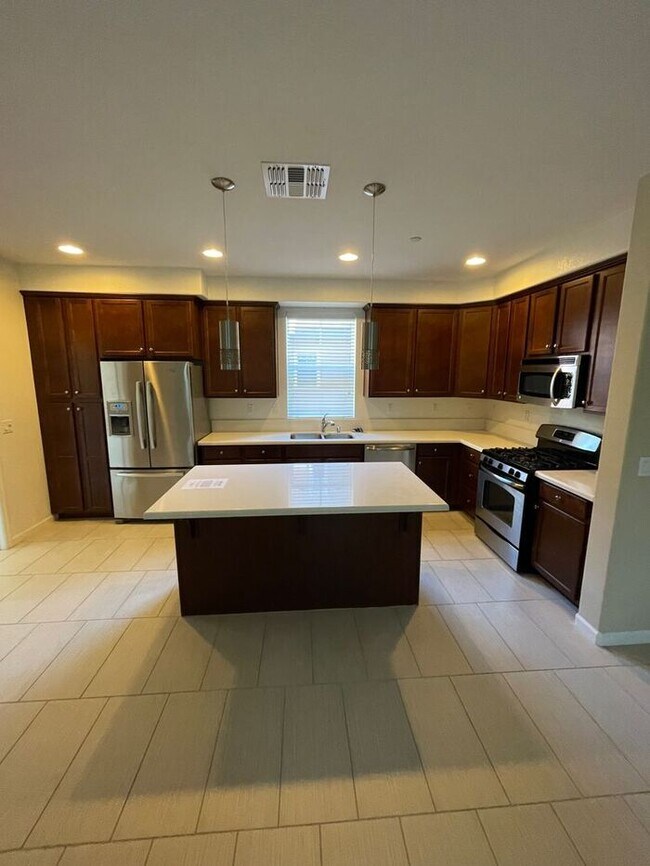 Foto del edificio - Great and well maintained three level 2 Be...