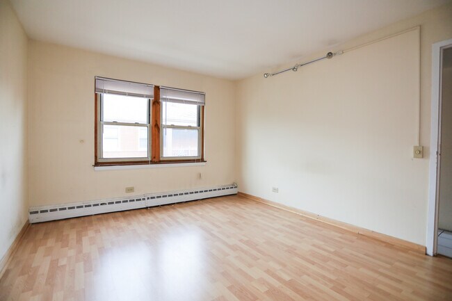 Building Photo - 2105 W Farragut Ave
