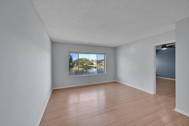 Building Photo - 906 Twin Lakes Dr