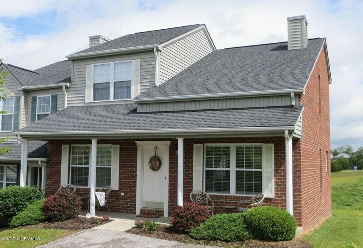 Foto principal - 3 Bedroom 2 Bath Townhouse