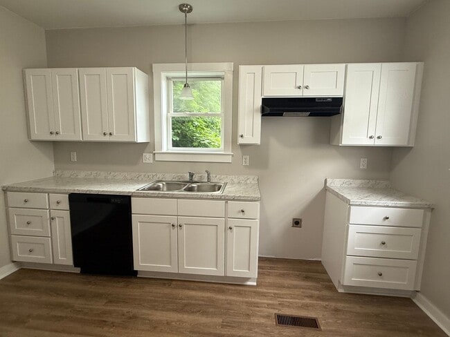 Building Photo - Charming 3-Bedroom Single-Family Home | Se...