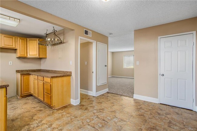 Building Photo - Updated 2 Bedroom 1.5 Bathroom condo in a ...