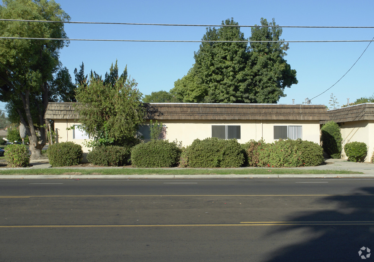 Primary Photo - 4796 E Holland Ave