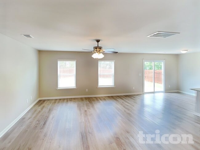 Building Photo - 725 Vanguard St