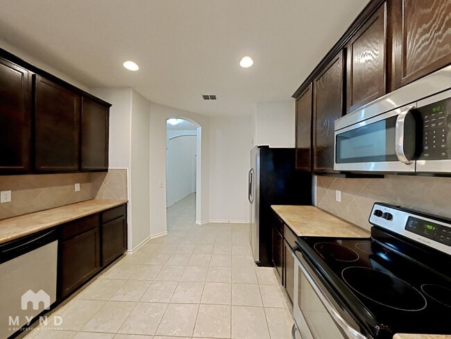 Building Photo - 440 Stonebrook Dr