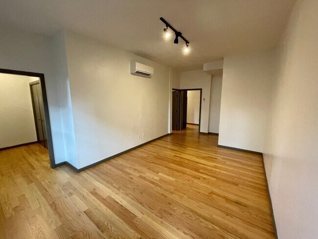 Foto del edificio - 113 Webster Ave