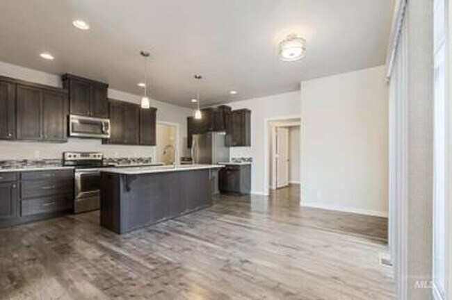 Foto del edificio - 3 bed, 3 bath townhome will be ready in May for you