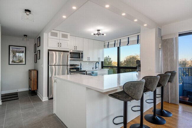 Building Photo - 2020 N Lincoln Park W