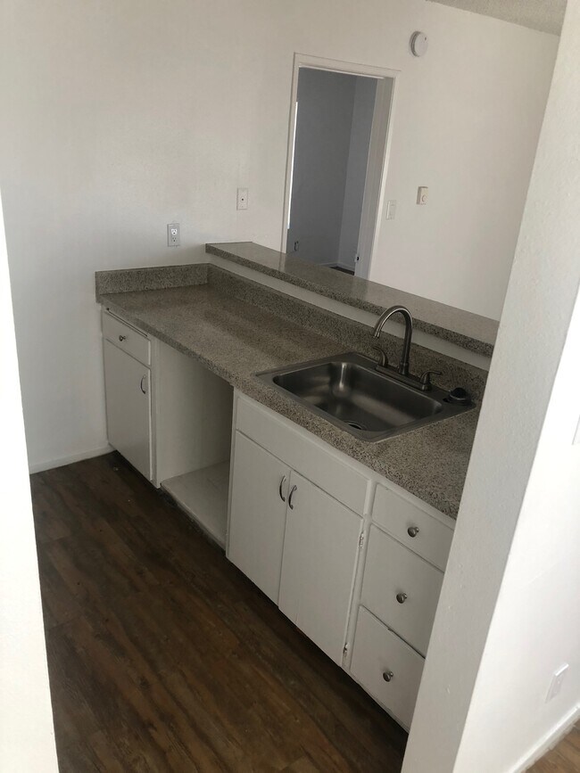 Kitchen - 15234 Sunburst St