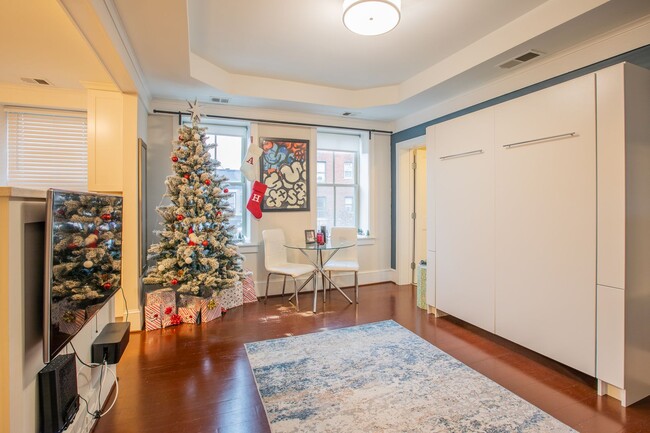 Building Photo - Lovely Studio Condo Unit in Columbia Heights!