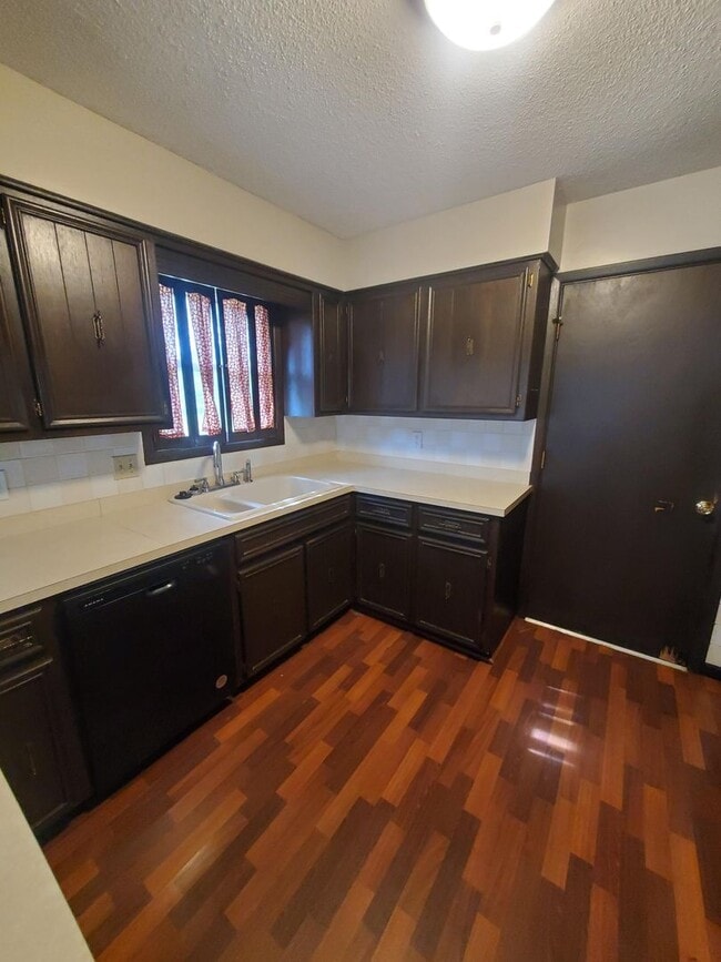 Building Photo - large free standing home Just S. of 13th a...