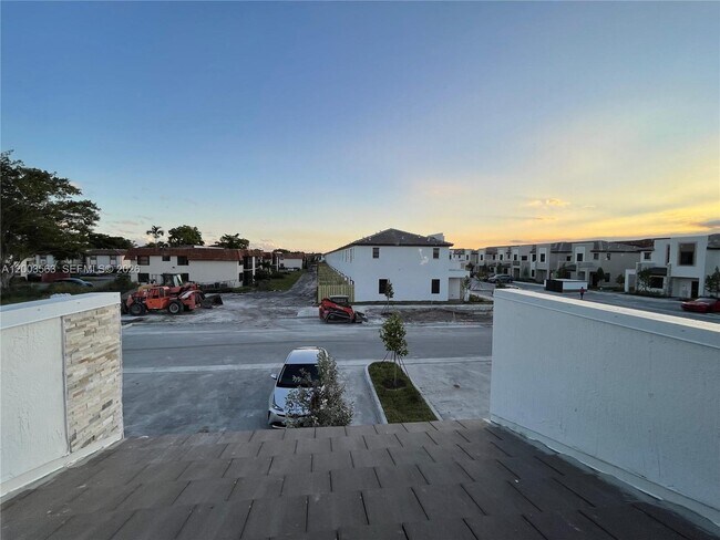 Foto del edificio - 813 NE 211th St