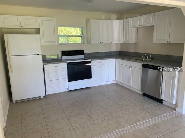 Building Photo - 7341 Royal Palm Dr