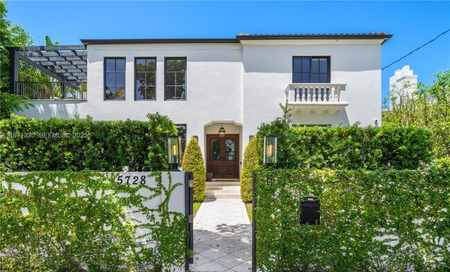 Foto del edificio - 5728 Pine Tree Dr