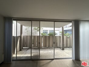 Building Photo - 833 Moraga Dr