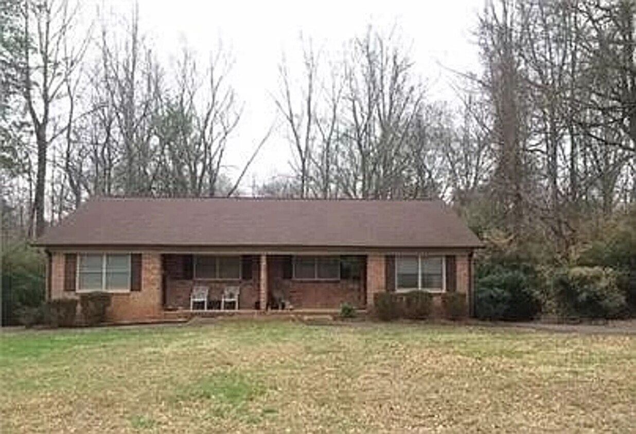 Primary Photo - A charming 2 bed 2 bath duplex located in ...