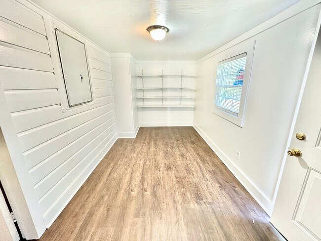 Foto del edificio - 690 Robertson Rd