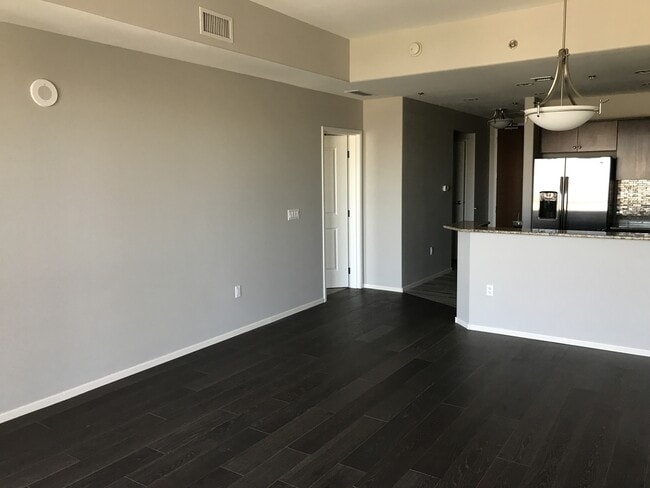 Building Photo - TWO WEEKS FREE RENT*** Gorgeous One Las Ve...