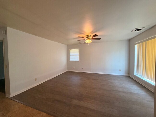 Foto del edificio - This conveniently located Russellville home
