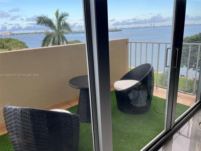 Foto del edificio - 880 NE 69th St