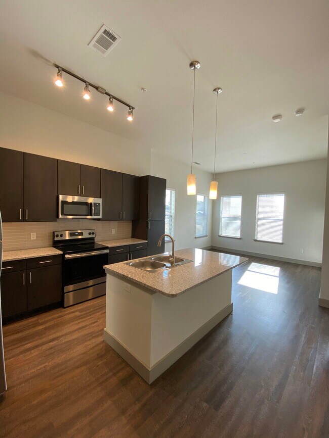 Building Photo - 4211 Glenview Dr