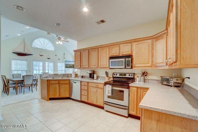 Foto del edificio - BEAUTIFUL BRICK HOME IN BRUNSWICK PLANTATION