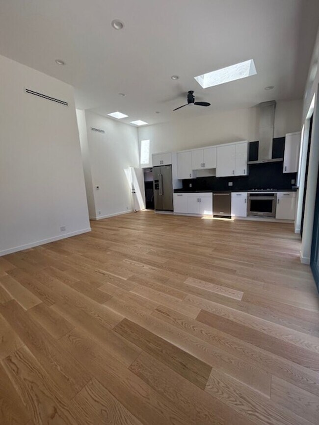 Foto del edificio - Spectacular one bedroom private ADU-garage...