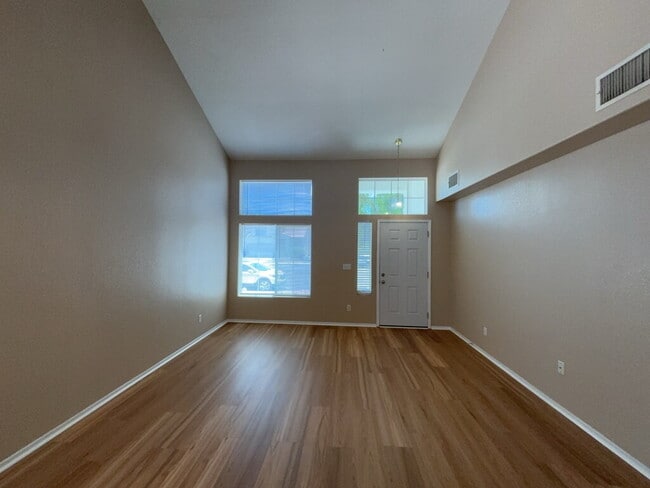 Building Photo - Beautiful 4 bedroom 2 story home