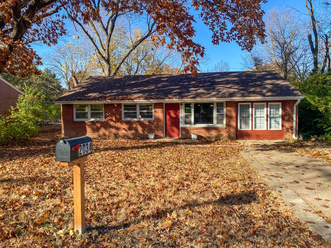 Primary Photo - 2034 College Heights Rd