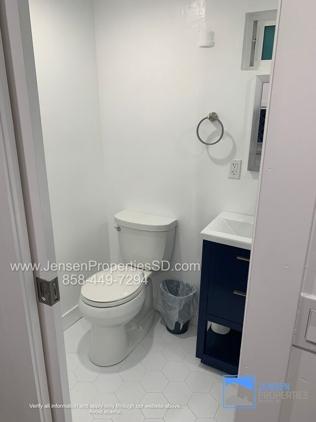 Building Photo - Modern Studio W/ patio