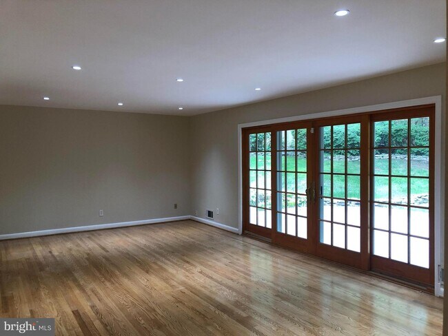 Building Photo - 6314 Waterway Dr
